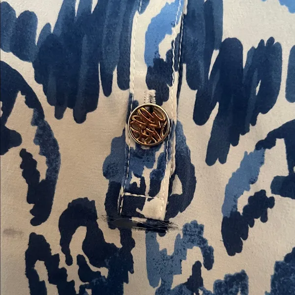 Lilly Pulitzer with Flaws Med  Blue and White Patterned Blouse - Image 4