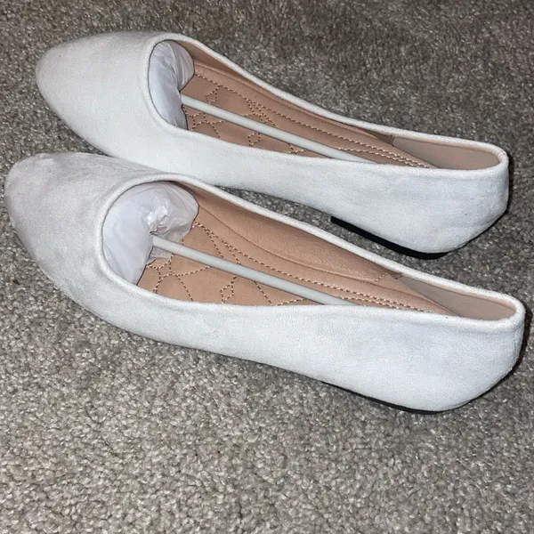 New white faux suede ballet flats size 9 - Image 3