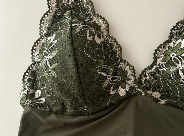 NWT Padded Green Lace Bralette Size L - Image 2