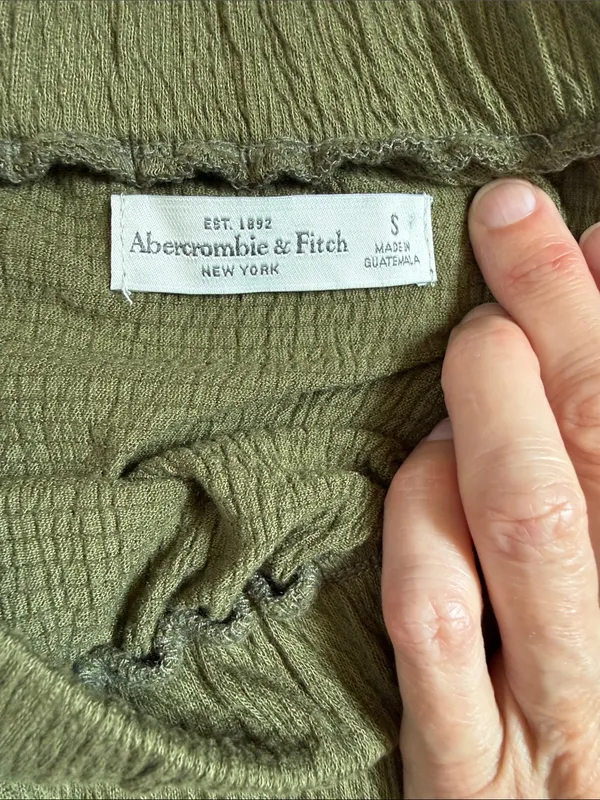 Abercrombie & Fitch Olive Green Off The Shoulder Blouse. Size Small - Image 2
