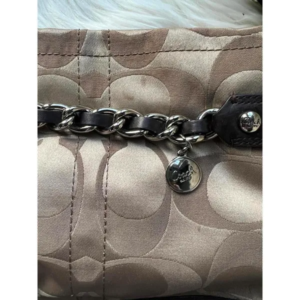 Stylish Coach Shoulder Bag with Chain Detail - Image 2