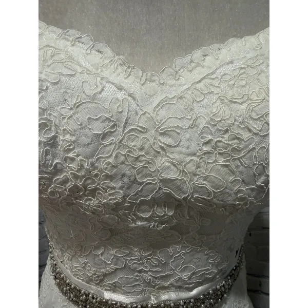 NWT David’s Bridal Ivory Cap Sleeve Lace Trumpet Wedding Dress Size 2 - $599 - Image 4