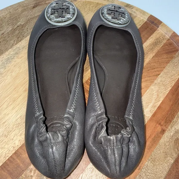 Tory Burch Grey Leather Scrunch Ballet Flats Size 8.5 Medallion Logo - Image 11