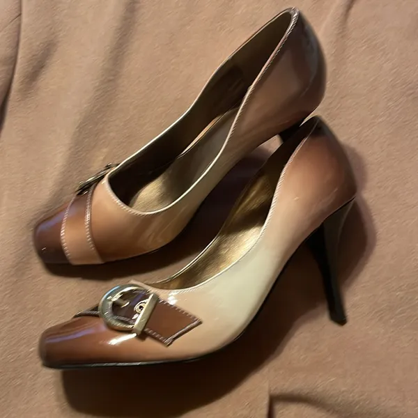 Ombré brown tan and cram pumps with gold buckle on toes - Image 8
