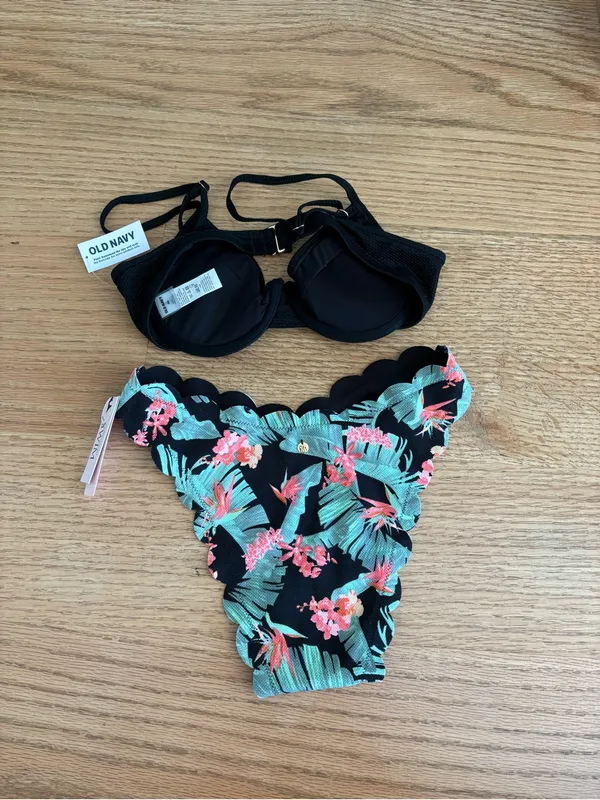 Victoria's Secret Old Navy Women's Black Bikini Top with Floral Scallop Bikini Bottom - Image 3