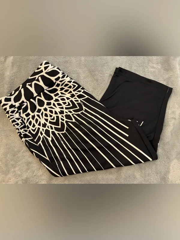 Women’s Capri Black/White Leggings Size XXL - Image 12
