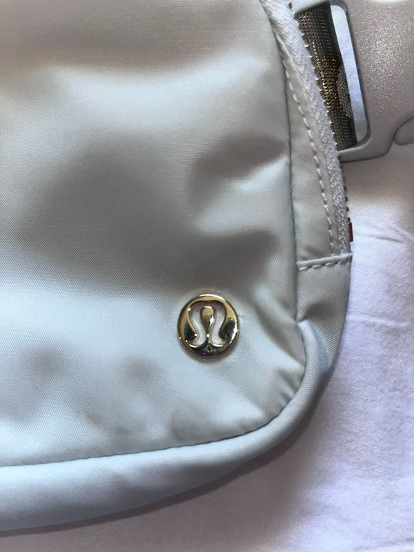 Lululemon Everywhere Belt Bag white and gold - Image 3