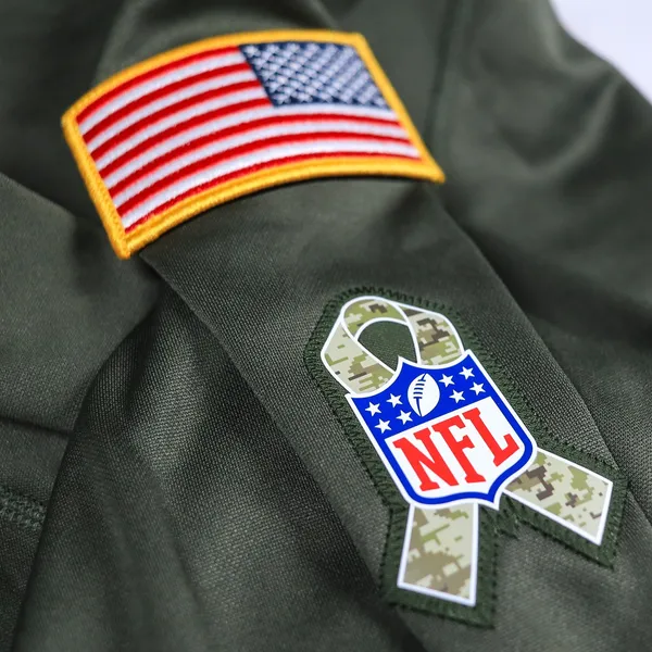 Nike Dri-Fit Denver Broncos Hoodie Women 2XL Green Salute Service Camo NFL 2018 - Image 6