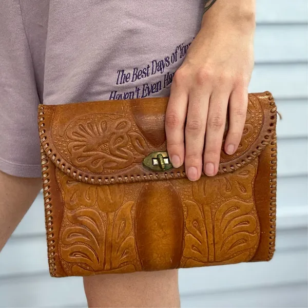 Vintage 70s Floral Tooled Cowhide Leather Crossbody Bag - Image 4