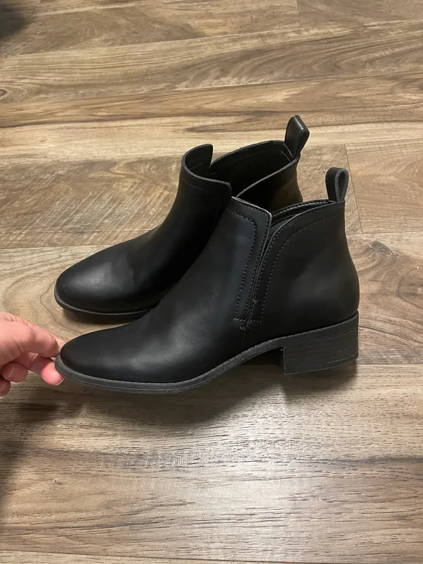 DV by Dolce Vita Black Women's Chelsea Ankle Boots - Classic Slip-On Style Size 7.5 - Image 4