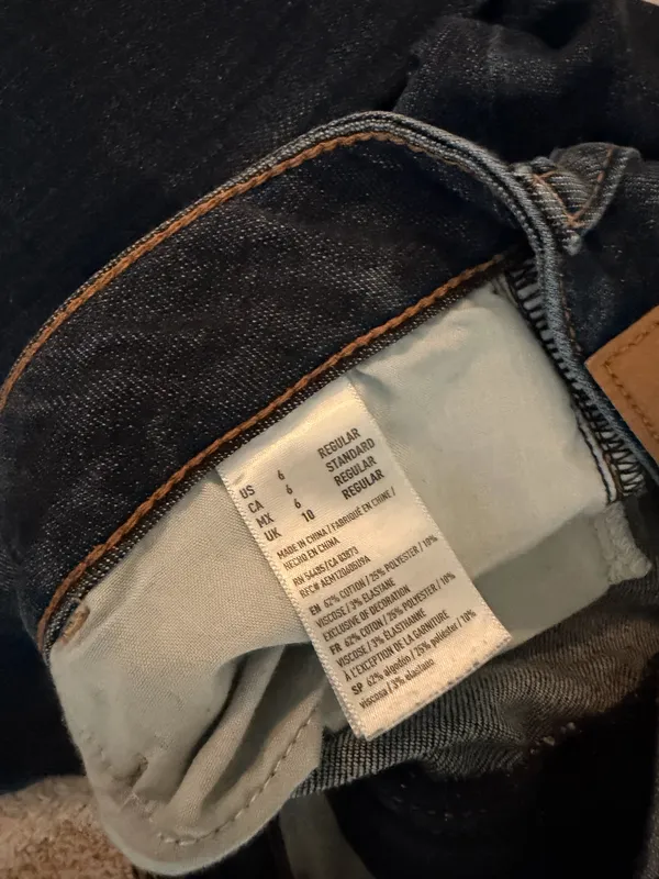 American Eagle High-Waisted Jeans - Image 3