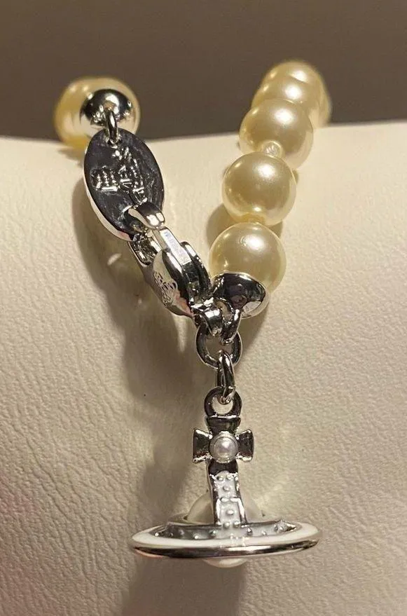 Vivienne Westwood faux pearl and Saturn orb pendant choker, new. - Image 7