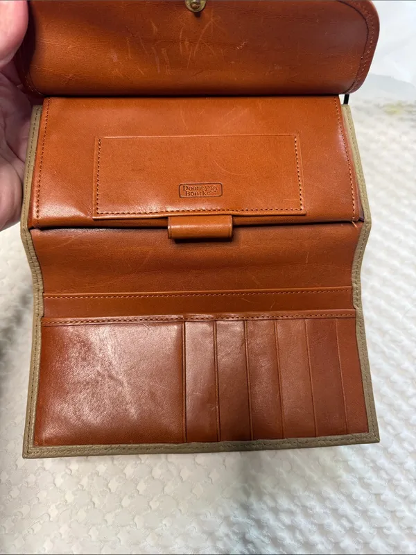 Vintage Dooney & Bourke Beige Pebbled Leather Clutch with Chestnut Trim - Image 3