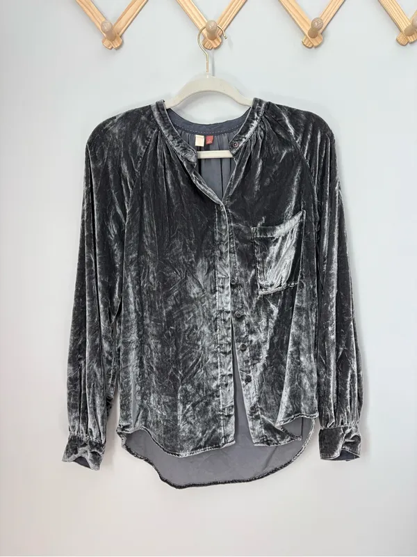 Pilcro by Anthropologie Gray Silver Velvet Blouse size Small - Image 2