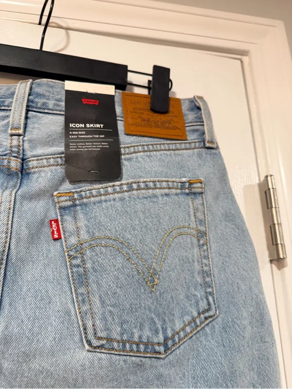 NWT Levi’s Size 28 Icon Skirt Mid Rise Distressed Denim Mini Medium Wash Classic - Image 4