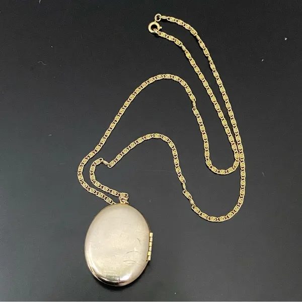 Vintage AVON Gold-tone Oval Floral Faux Pearl Locket Pendant 24” Necklace 33g - Image 6