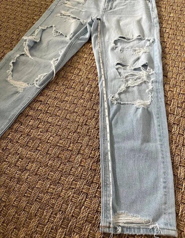 American Eagle Outfitters Women's Light Wash Distressed Stretch Mom Jeans Size 4 - Image 7