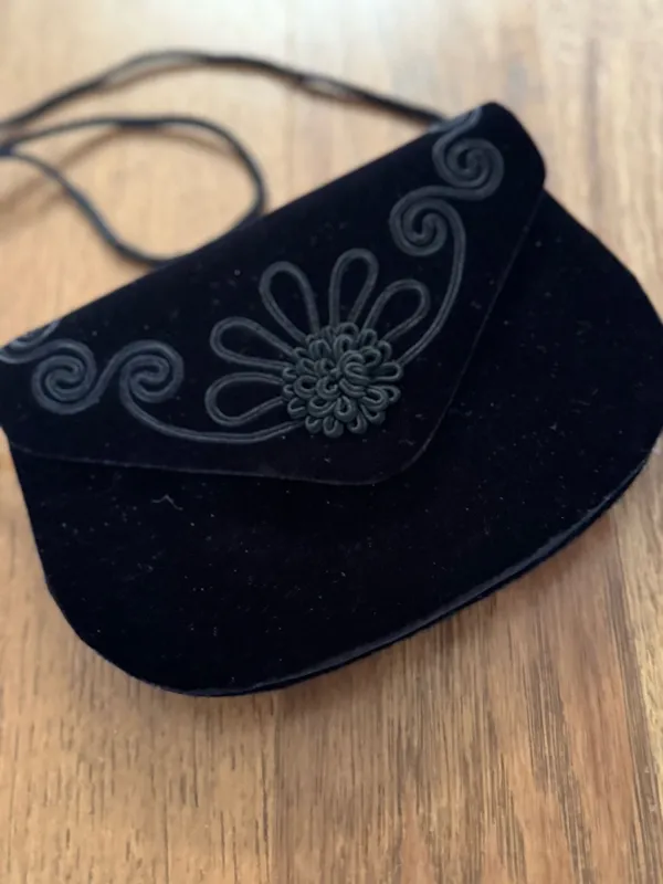Velvet Clutch Black - Image 6