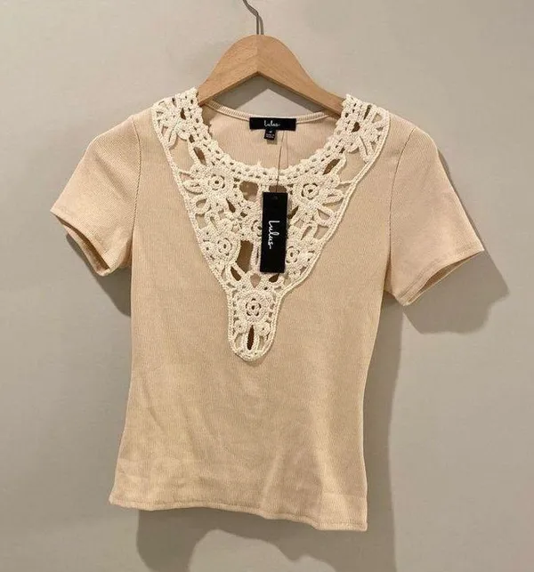 Lulu's -Cutie Beige Ribbed Crochet Lace Short Sleeve Top - Size Medium - Image 3