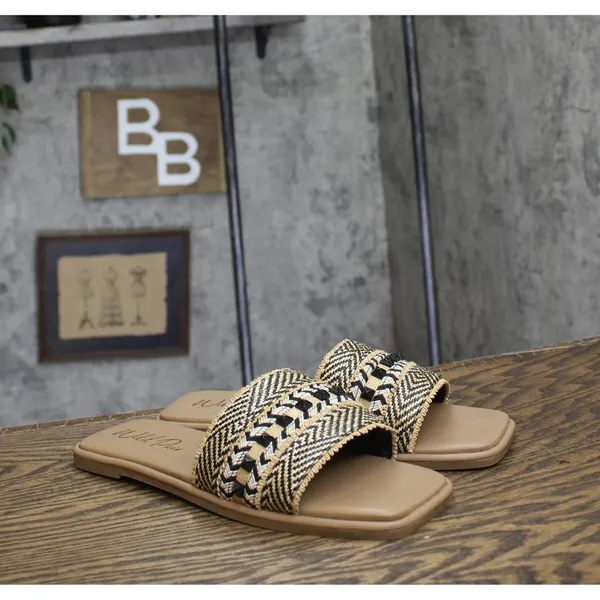 NWT Wild Pair Womens Daisyy Slide Flat Sandals Embellished Black / Natural 8M - Image 6