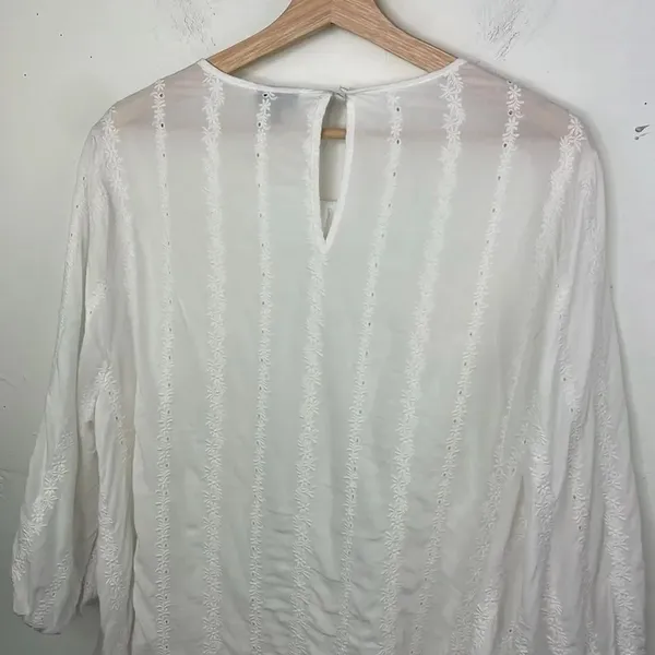 Torrid White Eyelet & Lace Embroidered Hi-Lo Blouse size 1X - Image 9