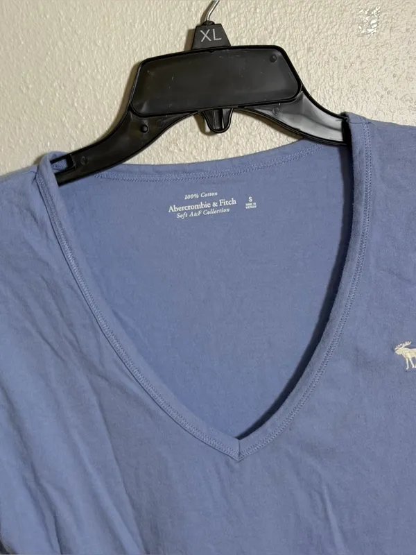 Abercrombie‎ & Fitch Women’s Casual Minimalist Light Blue V-Neck Tee size S - Image 4