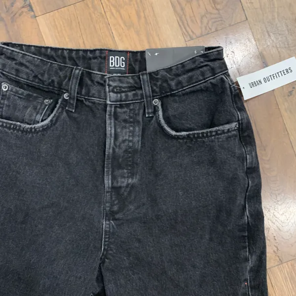 Urban Outfitters BDG NWT 90s Hi Rise Distressed Shorts Size 28 - Image 4