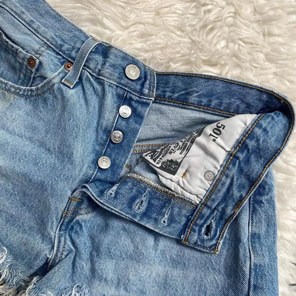LEVI'S 501 MEDIUM WASH BLUE DENIM SHORTS BUTTON FLY HIGH RISE CASUAL BASIC Y2K - Image 3