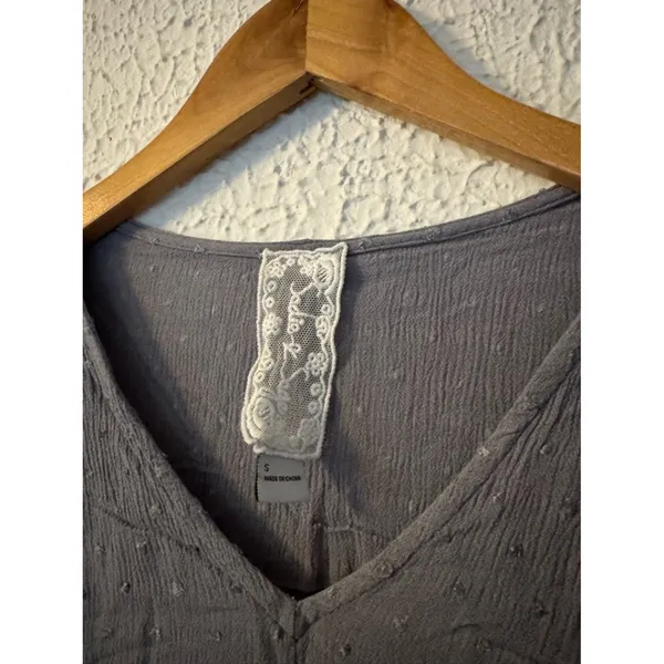 Sadie & Sage Gray Lace-Trim V-Neck Peplum Crop Top - Image 2