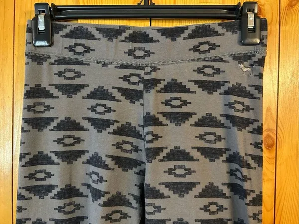 Pink Victoria's Secret Aztec Leggings Gray Sz Small (0886) - Image 3