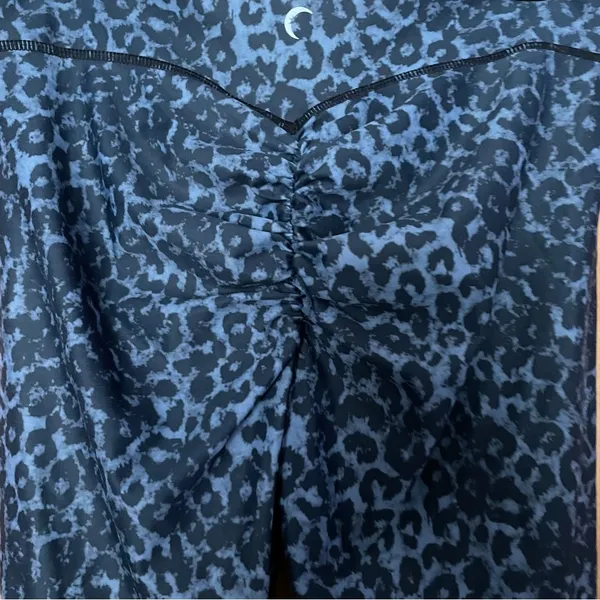 Zyia Active Stone Leopard Scrunchy Light n Luxe Leggings Size 8-10 Workout - Image 8