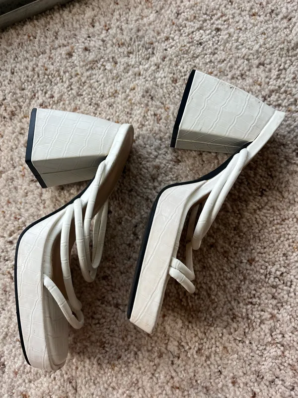 White strappy block heels Size 7 - Image 3