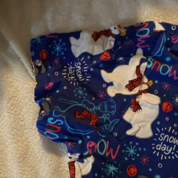 Woman’s Frosty the Snowman scrub top size medium - Image 6