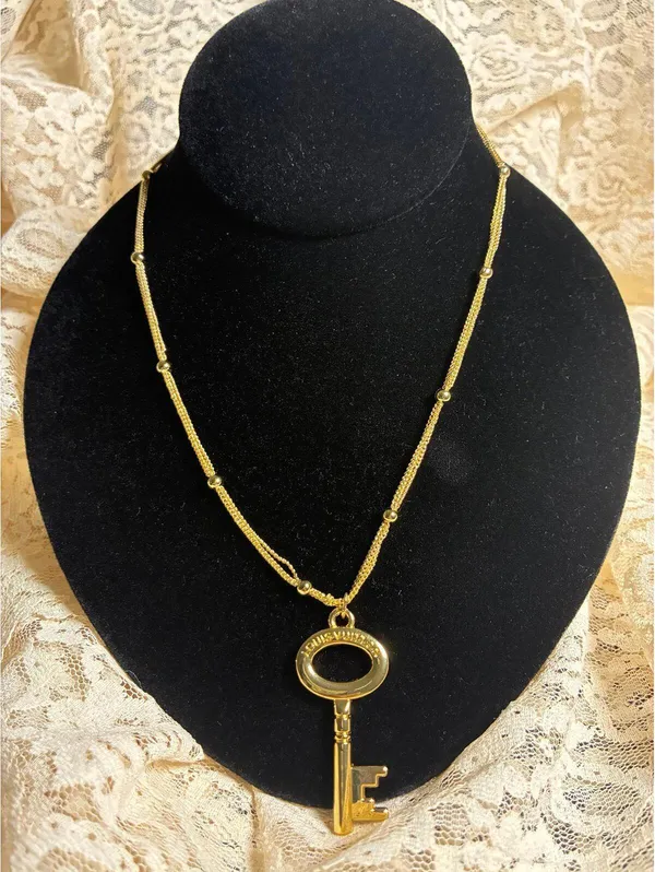 Gold tone Key Pendant Necklace 18” - Image 3