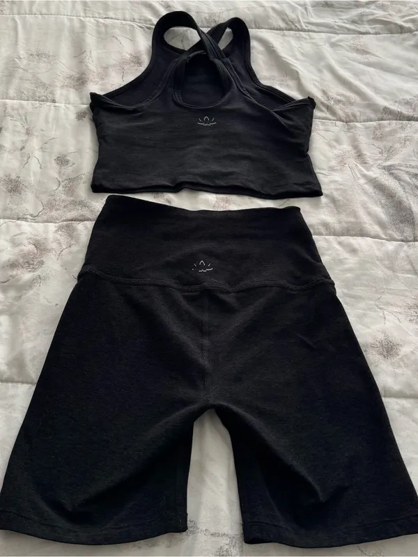 Beyond Yoga matching set of Black Racerback Sports Bra & bike shorts, sizes S XS - Image 15