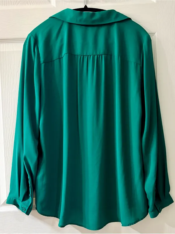 Investments Teal Green Buttonless V-Neck Blouse size M NWT - Image 2