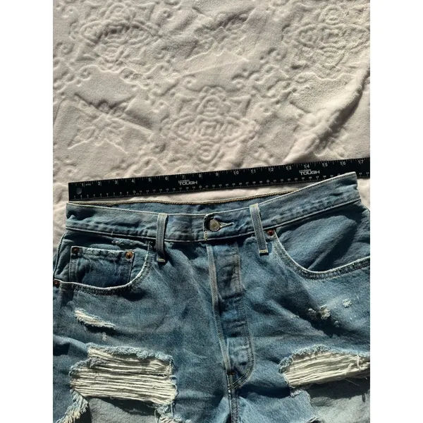 Levi’s 501 Women’s Cut Off Denim Shorts Size W32 Ripped Distressed - Image 9