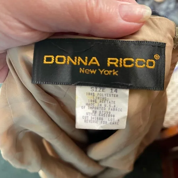 Vintage Donna Ricco size 14 floral shift dress with keyhole tie back. - Image 3