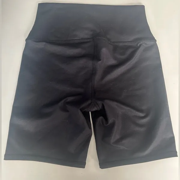 Alo yoga bike shorts - Image 2