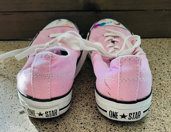 Converse women's pink size 6.5 in good condition In front of shoe picture of kids were painted - Image 3