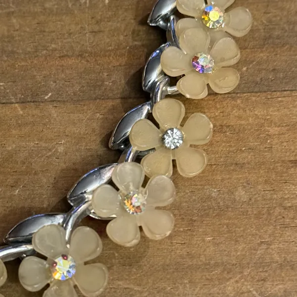 Vintage silver tone yellow Plumeria flowers necklace - Image 4