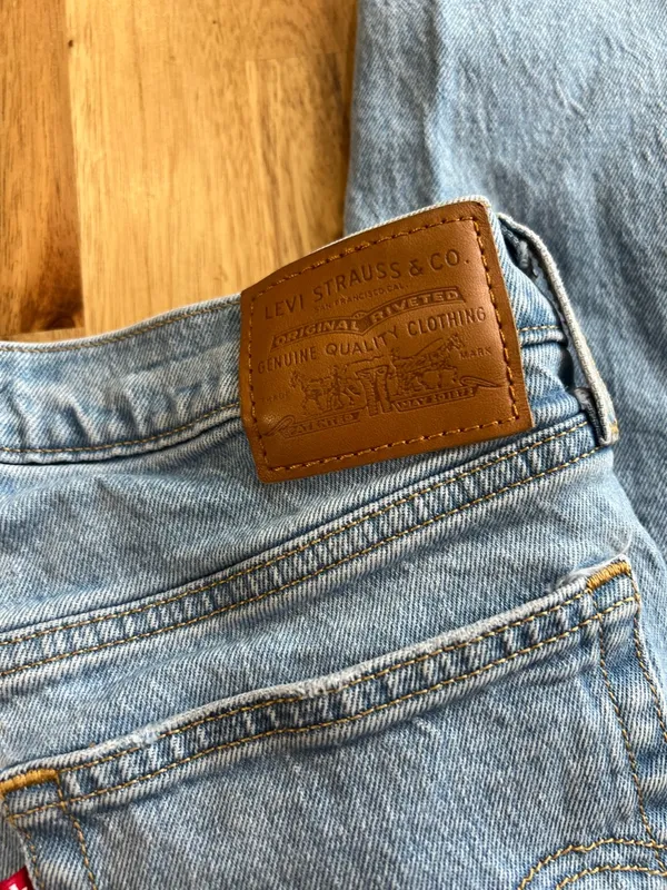 Levi’s Wedgie Straight Jeans 28x28 Light Wash Distressed High Rise - Image 8