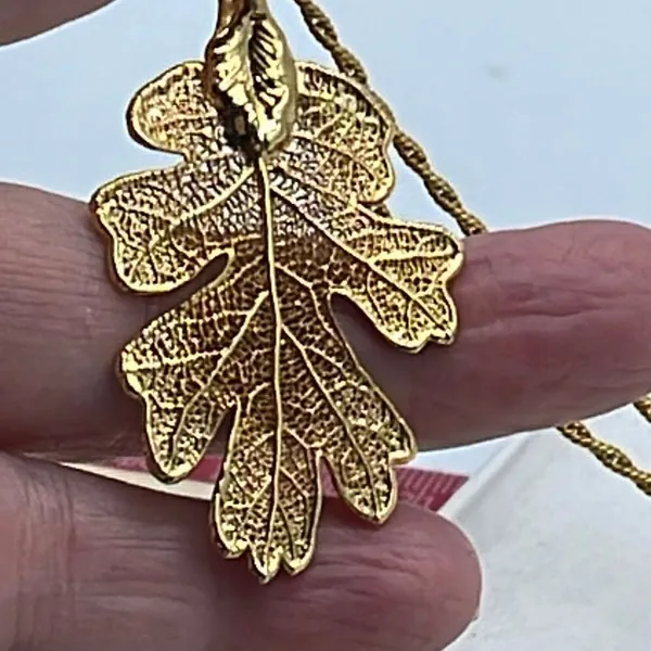 Vintage gold tone oak leaf pendant and 25” approximately chain. - Image 2