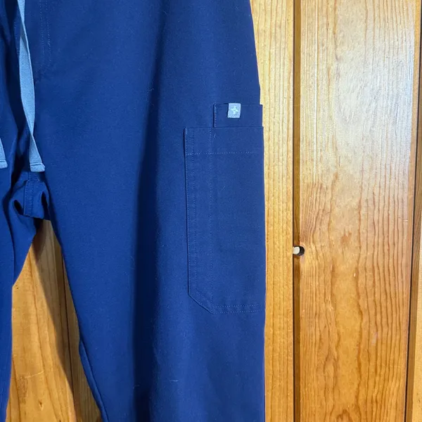 Figs Technical Collection in Deep Blue Nurse scrubs size large 2 piece set - Image 6