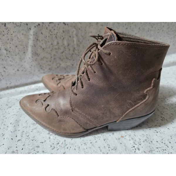 Harris Hawk Details Boots Leather Embossed Western Ankle Women Size 6.5 Spanish - Image 2