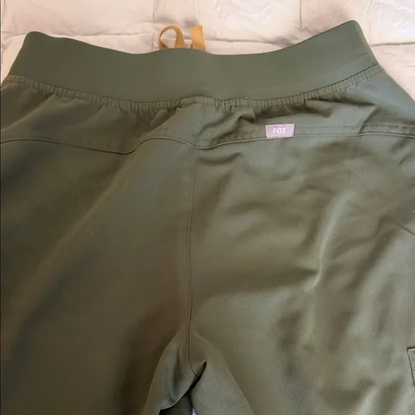 FIGS Kade Moss Green scrub Pants with tan Drawstring Sz S - Image 3