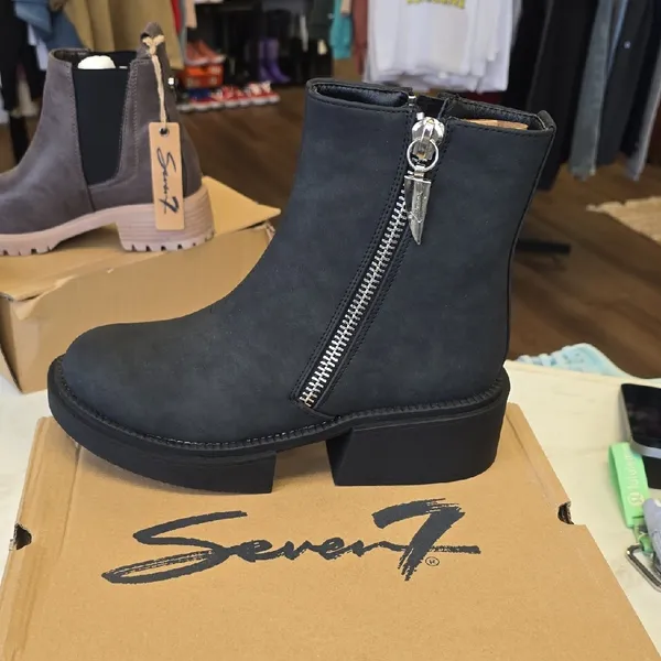 Seven7 Women's Zippered Black Ankle Booties - Image 4