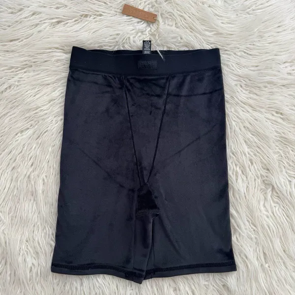 Skims High Waist Velour Short Onyx Size Small - Image 2