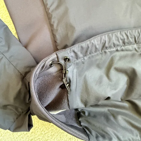 Arc’teryx Women’s Atom Jacket size L in black sapphire - Image 7