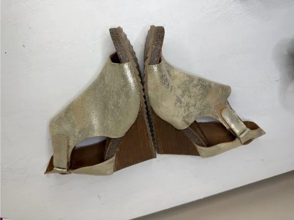 Diba True Gold New Year Wedge Sandals sz 6 - Image 6